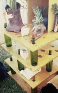 estanteria con botellas vino recicladas