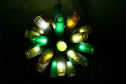 impresionante lampara reciclada con botellas vino