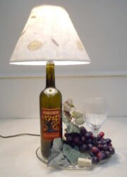 lampara de mesa con botellas vino recicladas 3