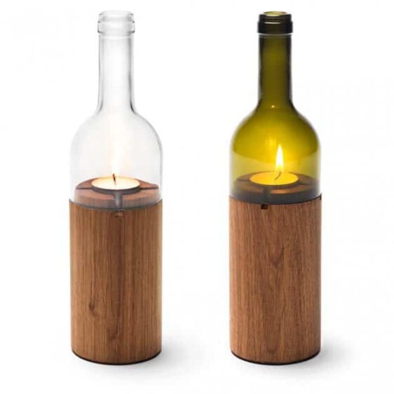 portavelas con madera y botella vino cortada