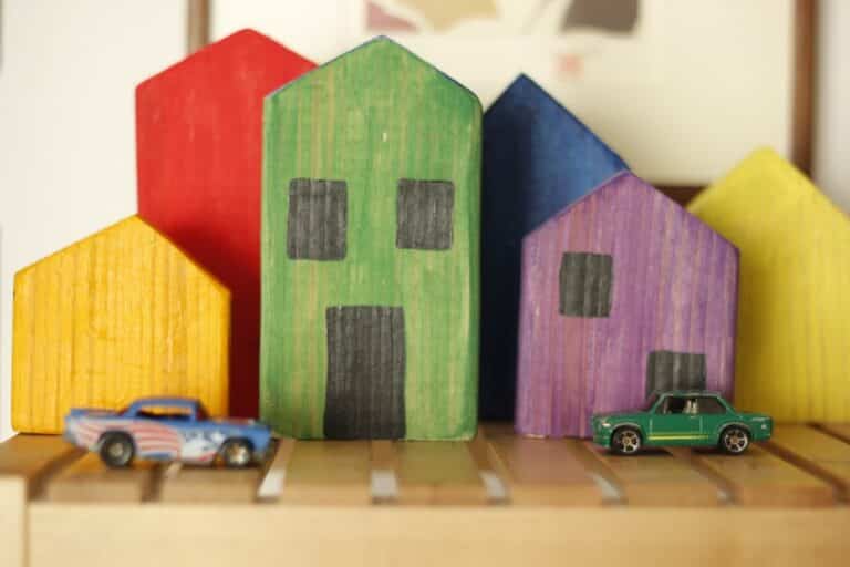 Un juguete muy especial: casas con bloques de madera