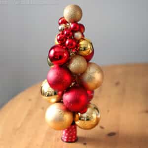 bolas de navidad pegadas formando un pequeño árbol