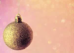 bola de navidad con purpurina dorada