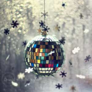 bola de navidad cubierta con restos de cd