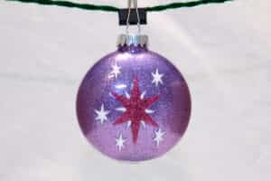 bola de navidad decorada con glitter