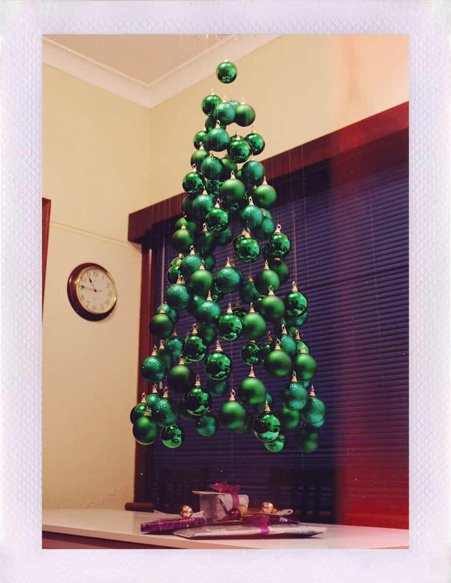 árbol de navidad hecho con bolas
