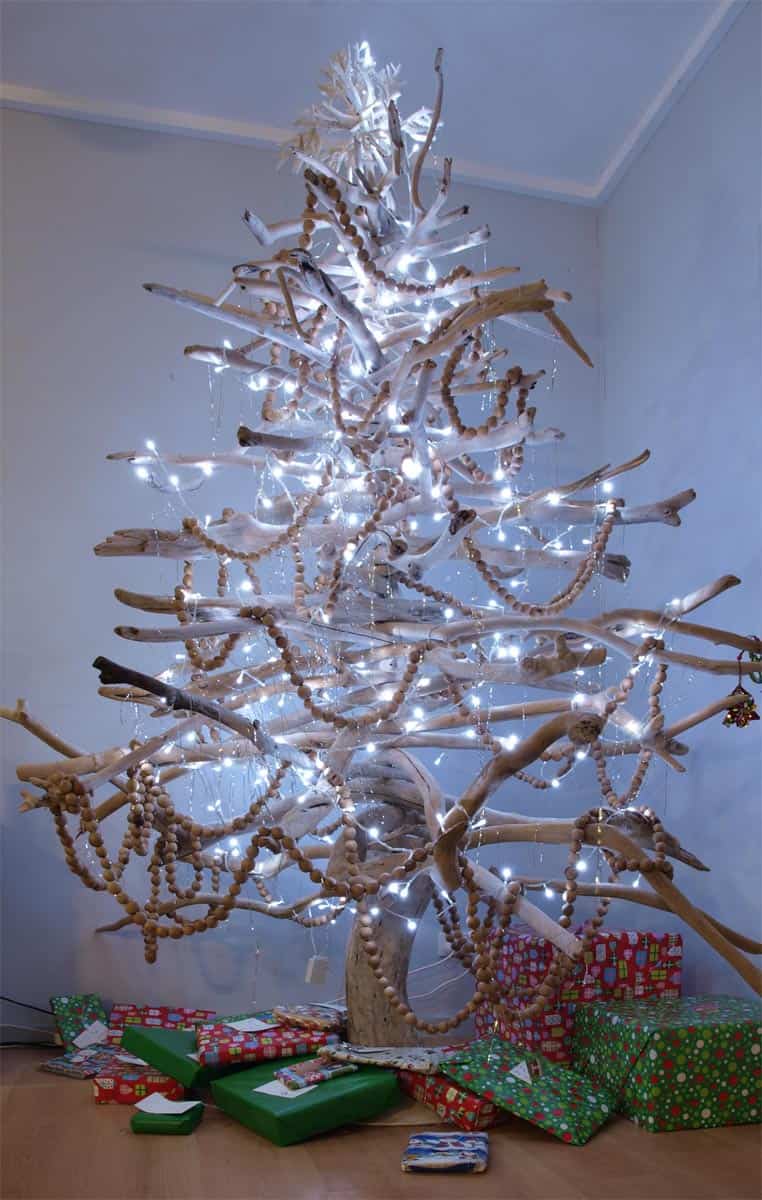 árbol de navidad hecho con ramas secas