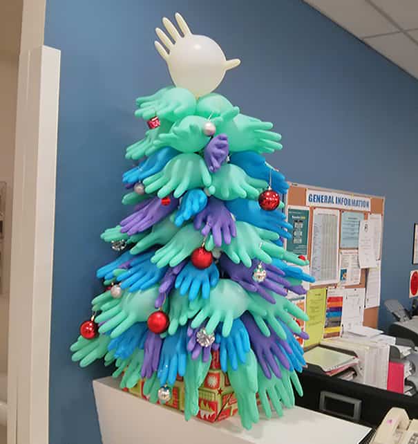 árbol de navidad hecho con guantes