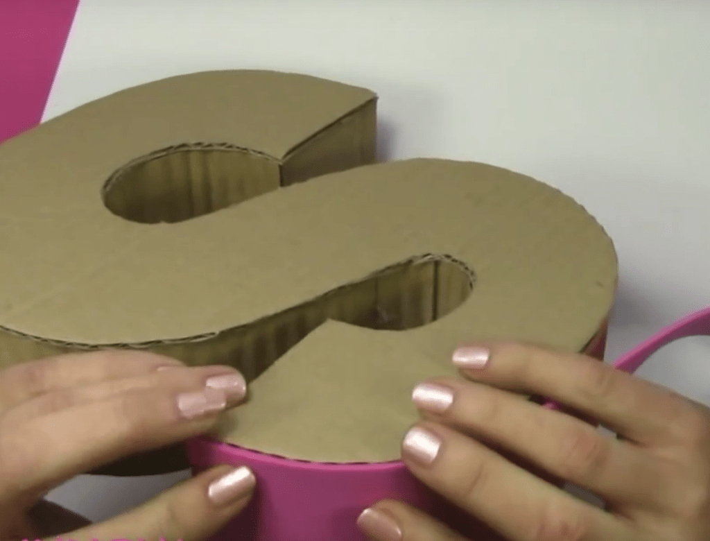 Letras en 3D hechas en cartón para decorar Letras en 3D hechas en cartón para decorar