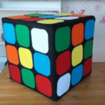 Puff con forma de cubo de Rubik