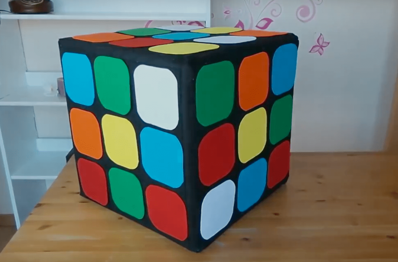 Puff con forma de cubo de Rubik