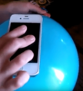 Funda para móvil hecha con un globo