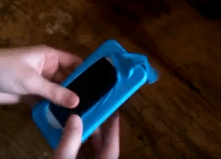 Funda para móvil hecha con un globo