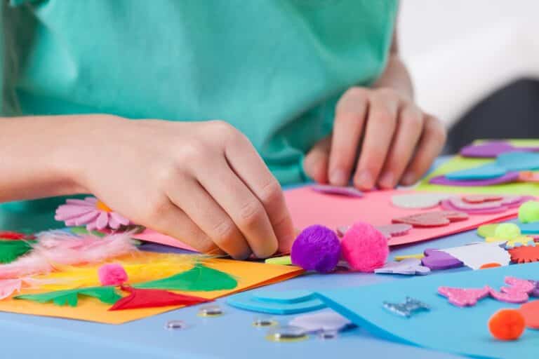 Manualidades, una fórmula perfecta para pasar tiempo con nuestros mayores